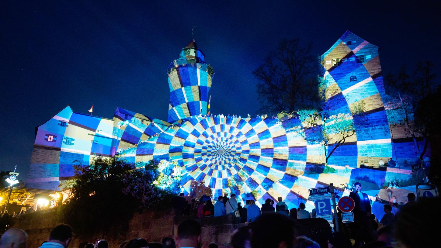 Die Blaue Nacht ist weit über Nürnbergs Stadtgrenzen hinaus bekannt. In der Regel findet sie im Frühjahr statt. Doch den Termin für das bunte Ereignis im vergangenen und den in diesem Jahr sagte die Stadtverwaltung mit dem Hinweis auf die Corona-Pandemie ab.