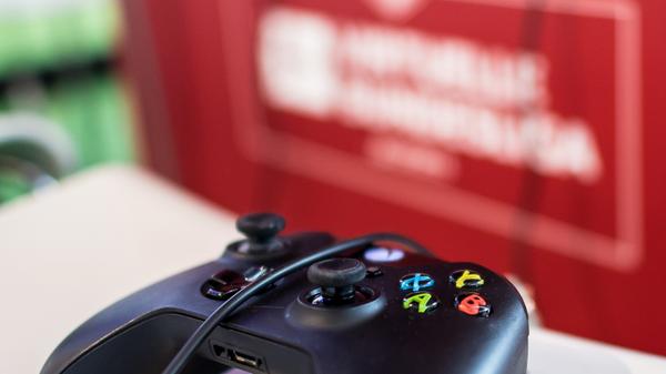 Viele Männer kennen es: Die Freundin mault, weil man zu viel am PC oder der Konsole daddelt. Warum also nicht gemeinsam zocken? Nach einer kurzen Einführung des Liebsten, kann sie ihn bei Fortnite oder Fifa übertrumpfen. Wem es Spaß macht, der wird vielleicht selbst noch zum Gamer. Und das gemeinsame Lockdown-Hobby ist geboren.