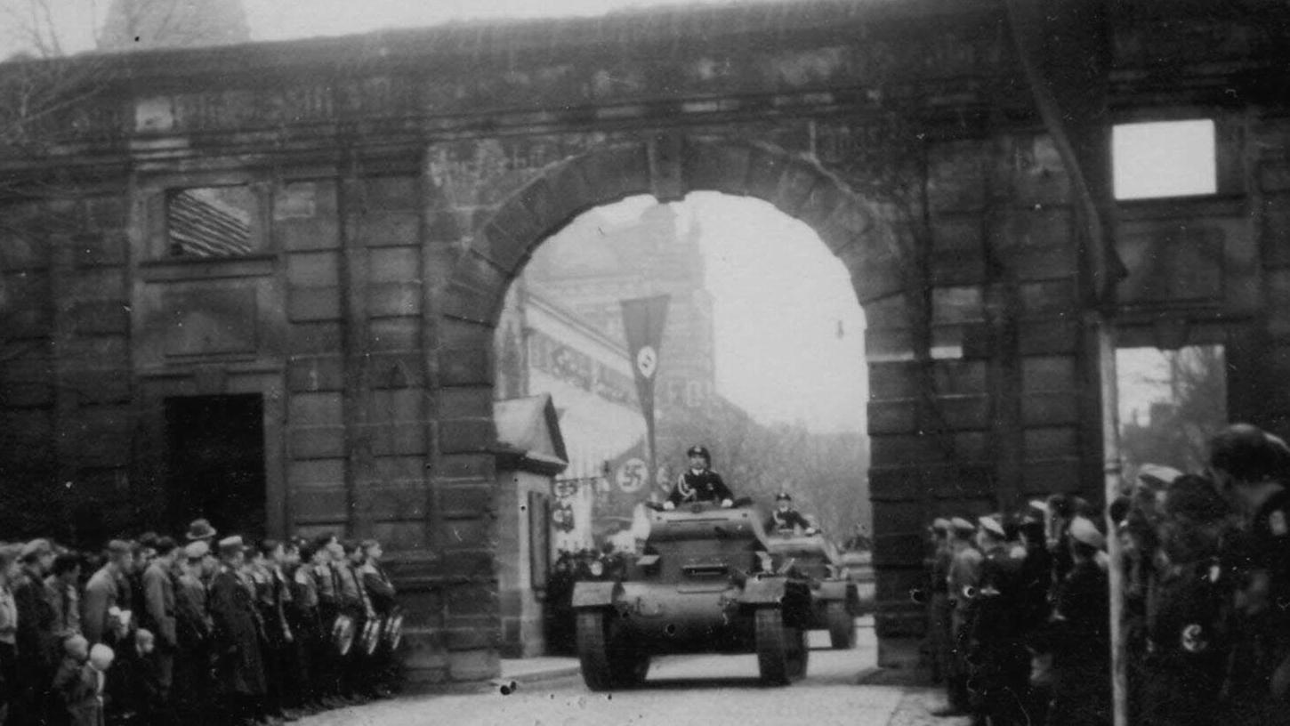 Panzer rollen 1938 bei einer Parade durch das Nürnberger Tor. Am 24. April 1945 wurde das Tor abgebrochen. Weitere Fotos unter www.nordbayern.de/erlangen