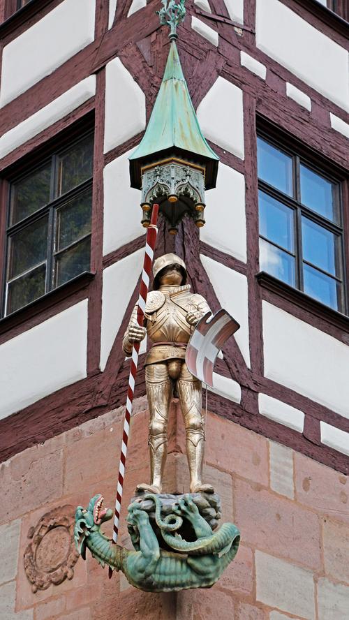 Nürnberg , am 14.04.2020..Ressort: Lokales Foto: Michael Matejka..zum Pilatushaus, PK: Altstadtfreunde..; Heiliger Georg als Drachentöter, Kunst, Skulptur, Heilige