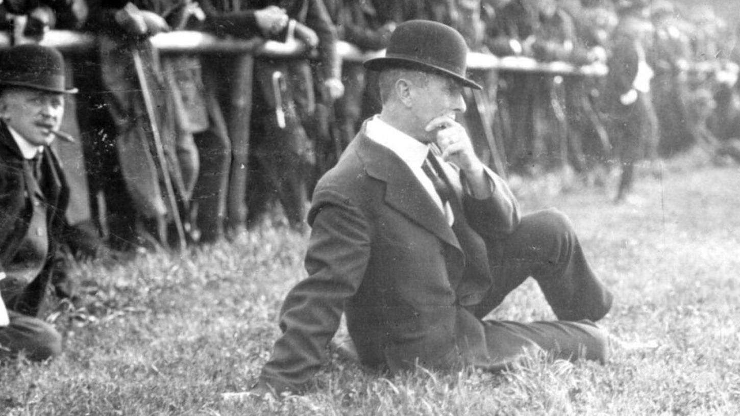 Trainerbänke gab es 1911 noch nicht: Dieses bislang unveröffentlichte Bild zeigt, wie der spätere Meistertrainer William Townley (Mitte) neben der Seitenlinie im Gras sitzend das Spiel seiner Mannschaft beobachtet. Links von ihm der damalige Vorstand Heinz Ludwig Kraus.