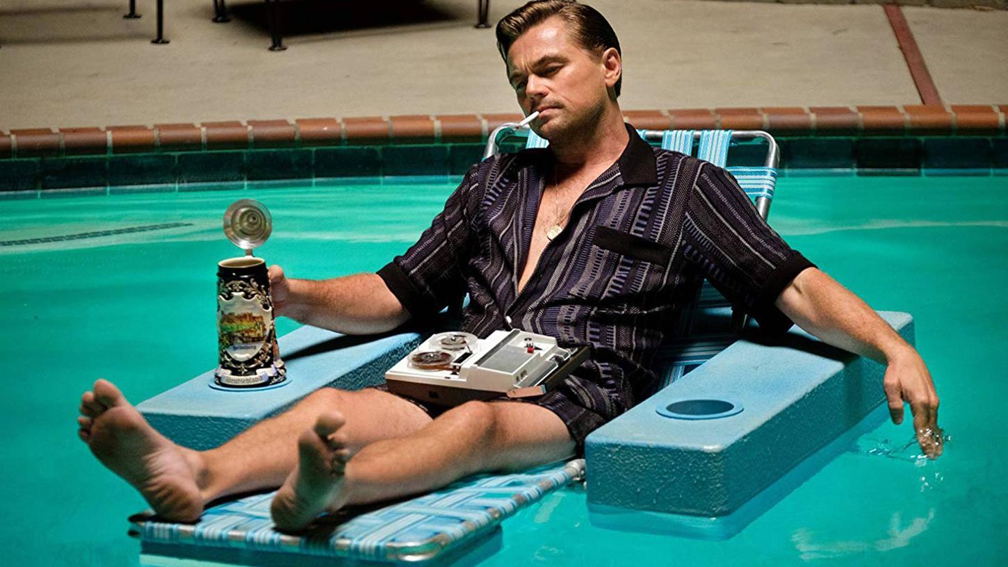 Leonardo DiCaprio kann sich einen Pool nicht nur in dem Film "Once Upon A Time In Hollywood" leisten. Doch nicht jeder kann das. Viele quälen sich im Sommer in überhitzten Stadtwohnungen. Ob sie sich im Corona-Sommer wenigstens an den Badeseen erfrischen dürfen, ist noch unklar.