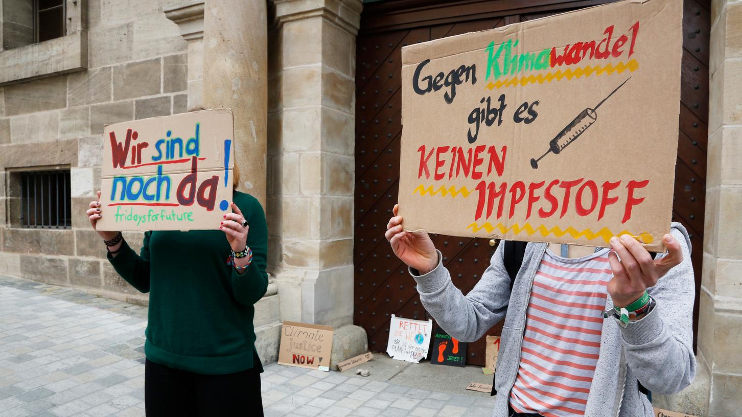 "Wir sind noch da" und "Gegen Klimawandel gibt es keinen Impfstoff" stand auf den Plakaten der Demonstranten vor dem Nürnberger Rathaus.