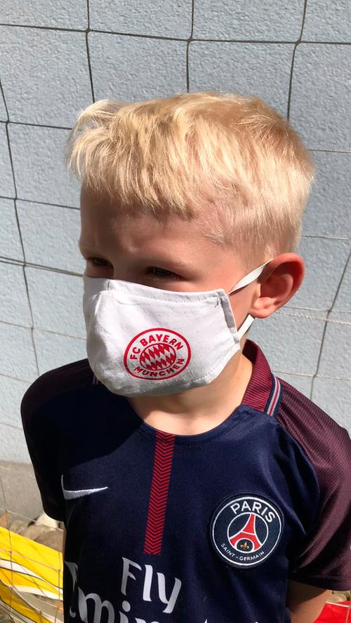 Jannik ist durch und durch Fußballfan. Ganz speziell vom FC Bayern München. Seine Schutzmaske trägt der Achtjährige daher mit besonderem Stolz.