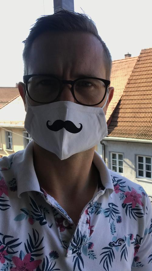 EN-Sportredakteur Christoph Benesch erinnert jedes Jahr im November beim weltweiten "Movember" den Fokus auf Männergesundheit: Den ganzen Monat lang lassen sich vor allem Profisportler in den USA einen Schnauzbart wachsen, um für Vorsorgeuntersuchungen zu animieren. "Sollte die Pandemie bis in den November reichen, habe ich immerhin schon eine passende Schnauzbart-Schutzmaske", sagt er.