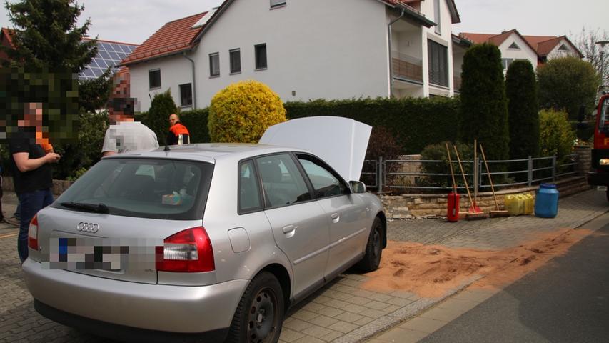 Berngau: Audi kracht in eine Gartenmauer