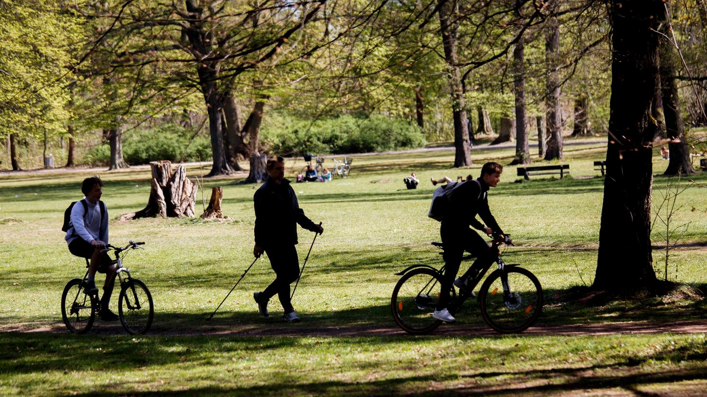 Bei Sonnenschein zieht es viele Menschen wieder in die Parks.