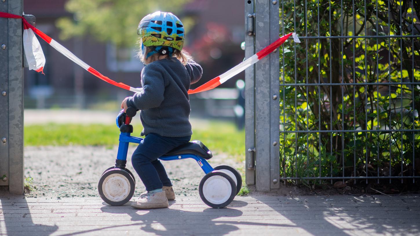 Gesperrte Spielplätze, soziale Distanz: Die Corona-Einschränkungen treffen auch Kinder hart.