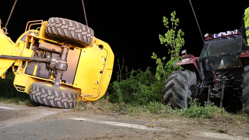 Diespeck: Traktor kippt samt Anhänger um und rutscht in Böschung