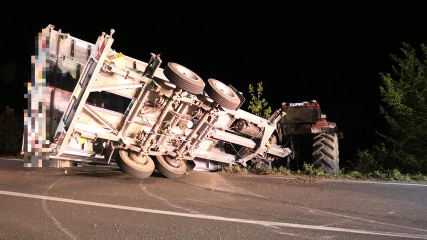 Diespeck: Traktor kippt samt Anhänger um und rutscht in Böschung