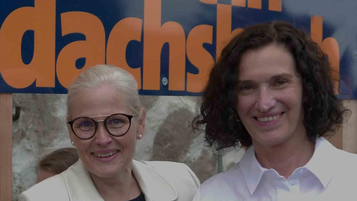 Elke Rogler-Klukas und Ilona Nürnberg (v. l.) hatten im Team mit Bürgermeister Hans-Jürgen Regus und Dritter Bürgermeisterin Barbara Weber die dritte Auflage von „Kunst in Dachsbach“ minutiös vorbereitet. Nach der Absage infolge der Corona-Veranstaltungssperren soll zumindest virtuell die Vielfalt künstlerischer Ausdrucksformen vermittelt werden. Elke Rogler-Klukas und Ilona Nürnberg (v. l.) hatten im Team mit Bürgermeister Hans-Jürgen Regus und Dritter Bürgermeisterin Barbara Weber die dritte Auflage von „Kunst in Dachsbach“ minutiös vorbereitet. Nach der Absage infolge der Corona-Veranstaltungssperren soll zumindest virtuell die Vielfalt künstlerischer Ausdrucksformen vermittelt werden.