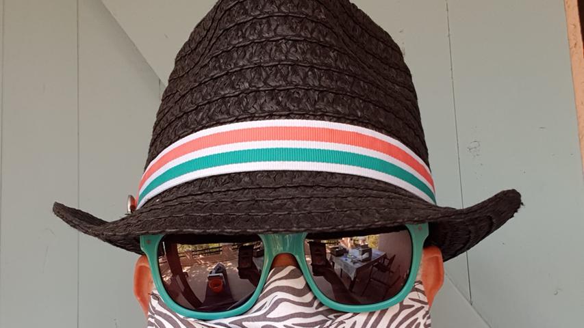 Die Maske im Zebra-Muster rockt dieser User mit Hut und Sonnenbrille.