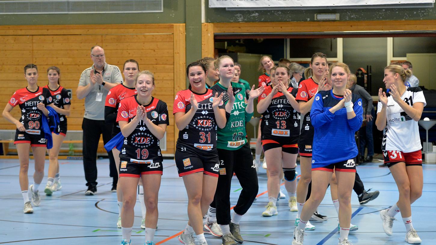 Wie gerne hätten sie den Aufstieg in der Halle gefeiert: Doch wegen Corona müssen die Handballerinnen des HC Erlangen weiter zittern.