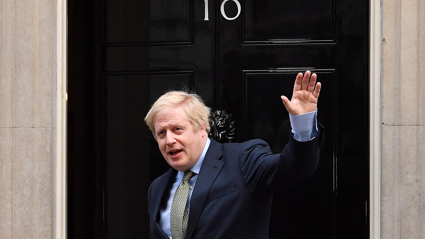 Nach längerer Abwesenheit wegen seiner Corona-Infektion kehrt Johnson in die Downing Street 10, den britischen Regierungssitz, zurück.