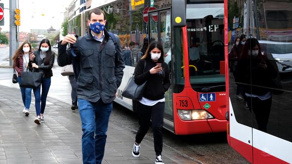Mitfahren in der Straßenbahn und Besuch am Hauptbahnhof, wenn die Maskenpflicht gilt