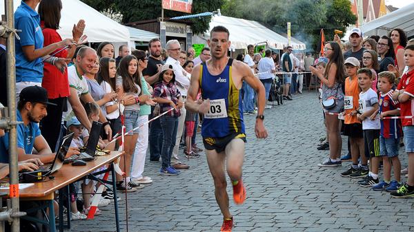 Nachdem der Start mit dem Hatzengrünlauf bereits unter keinem guten Stern stand, fiel Mitte April der Entschluss, auch auf die nächsten Stationen der Serie vom Freystädter Volksfestlauf (14.6) über den Dietfurter 7-Täler-Lauf (27.6) bis zum Velburger Burgberglauf (1.8) zu verzichten.