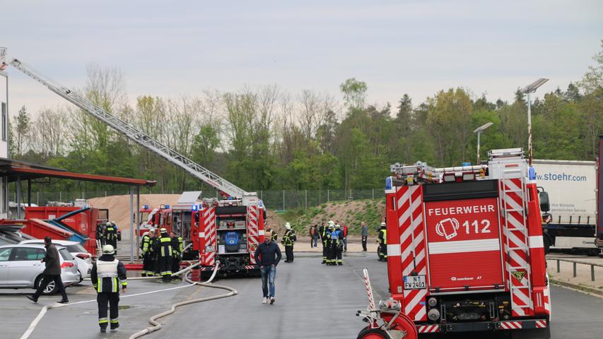 Großeinsatz in Nürnberg: Brand in Papierfabrik ausgebrochen