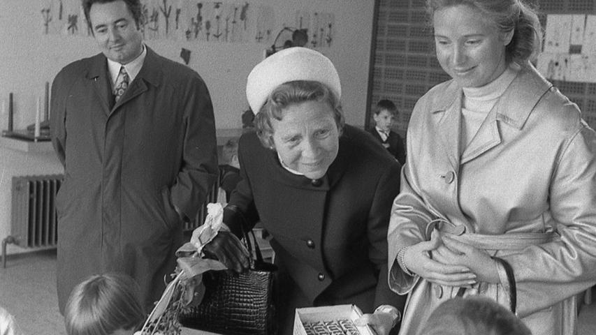 Im Kindergarten verteilte Frau Gertrud Goppel Schokolade an die Kleinen. Frau Lilo Urschlechter begleitete sie..Hier geht es zum Artikel vom 29. April 1970: Frau Goppel war in Nürnberg unterwegs