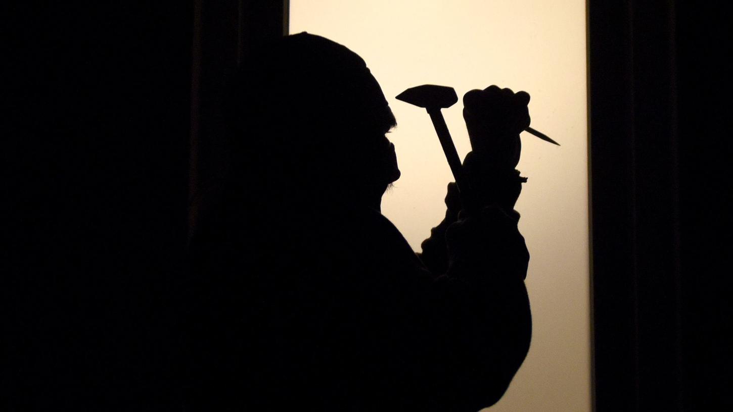 Ein verwirrter Mann brach in der Nacht in die Wohnung seines Nachbarn ein und verletzte diesen mit einem Hammer.
Ein verwirrter Mann brach in der Nacht in die Wohnung seines Nachbarn ein und verletzte diesen mit einem Hammer.