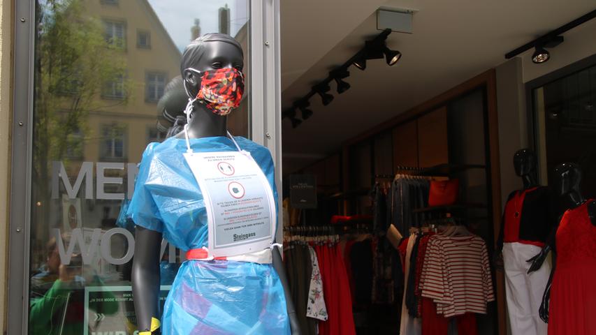 Der neue Modetrend des Frühjahrs? Frau trägt hier Schutzanzug, farbenfrohe Maske und die aktuellen Bestimmungen, wie der Besuch der Steingaß-Shops derzeit möglich ist.