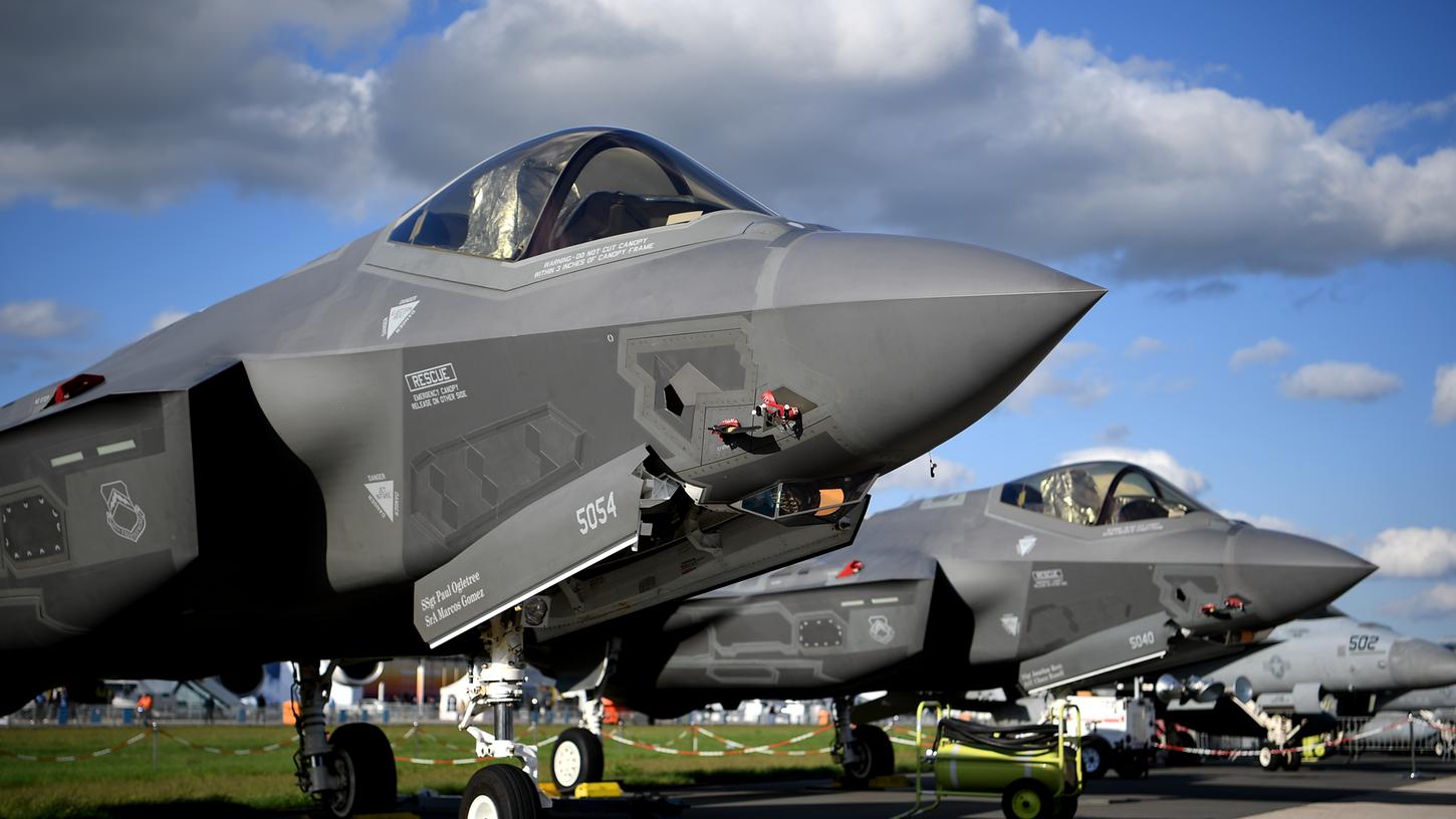 Angeführt von der stärksten Militärmacht USA haben die Länder der Erde im abgelaufenen Jahr fast zwei Billionen Dollar in ihre Verteidigungsapparate gesteckt. Angeführt von der stärksten Militärmacht USA haben die Länder der Erde im abgelaufenen Jahr fast zwei Billionen Dollar in ihre Verteidigungsapparate gesteckt.