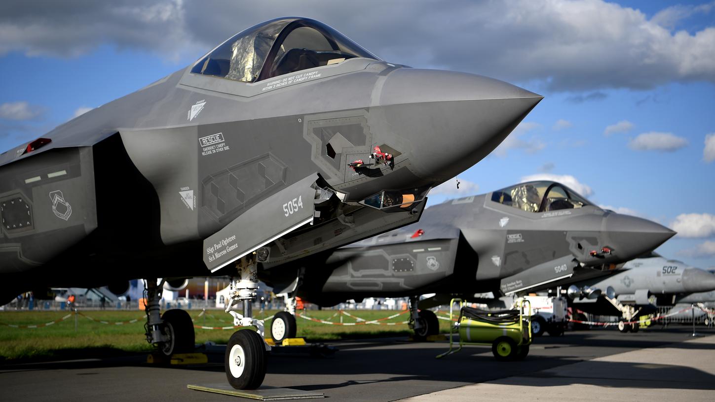 Angeführt von der stärksten Militärmacht USA haben die Länder der Erde im abgelaufenen Jahr fast zwei Billionen Dollar in ihre Verteidigungsapparate gesteckt. Angeführt von der stärksten Militärmacht USA haben die Länder der Erde im abgelaufenen Jahr fast zwei Billionen Dollar in ihre Verteidigungsapparate gesteckt.