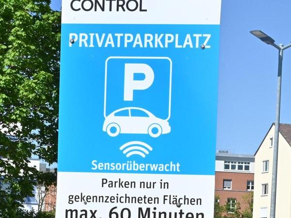 Parkplatzschild Privatparkplatz - Sensorüberwacht - Parken nur in  gekennzeichneten Flächen max. 60 Minuten