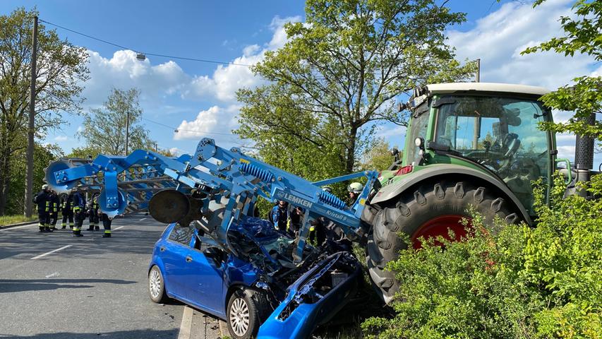 Auto kracht in Traktor: Schwerer Unfall im Nürnberger Norden