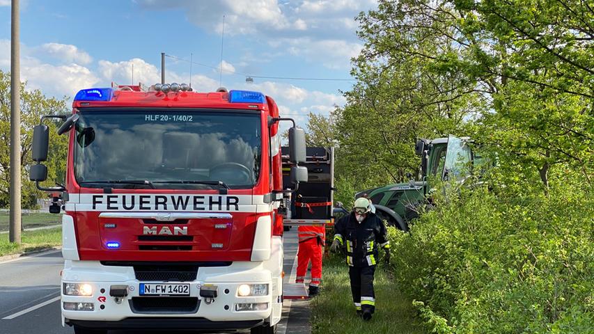 Auto kracht in Traktor: Schwerer Unfall im Nürnberger Norden