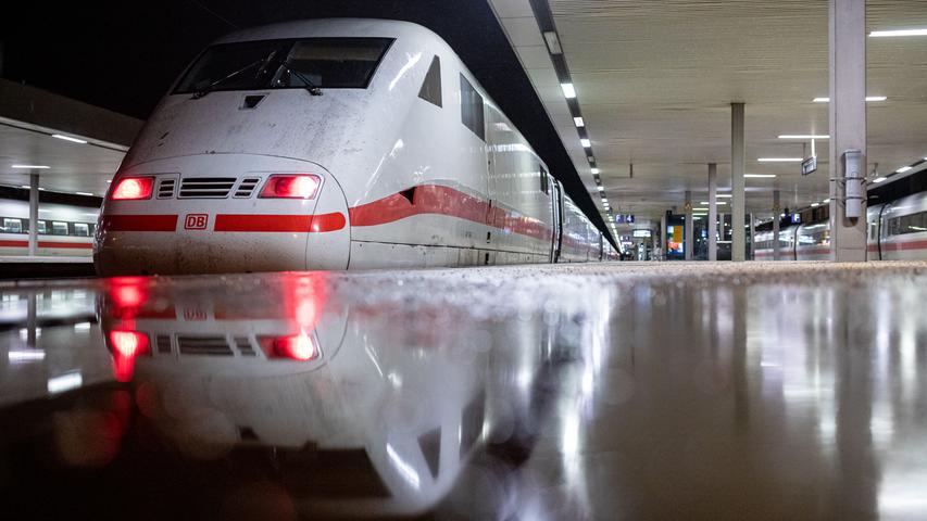 Die Deutsche Bahn bekommt wegen Einnahmeausfällen in der Corona-Krise milliardenschwere Finanzhilfen. Der Bund will dem bundeseigenen Konzern weiteres Eigenkapital in Höhe von fünf Milliarden Euro zur Verfügung stellen. Geplant sind außerdem Hilfen von 2,5 Milliarden Euro für den Öffentlichen Nahverkehr (ÖPNV).