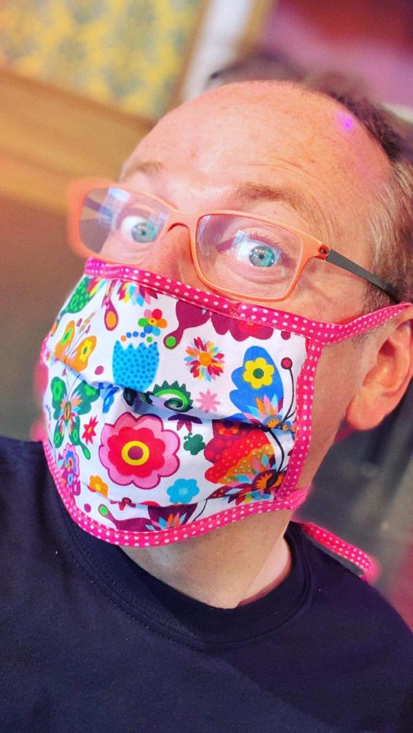 Komiker Volker Heißmann hat sich die Maske seiner Paraderolle "Mariechen" ausgeliehen: "So viel Frühling hatte ich noch nie im Gesicht!"