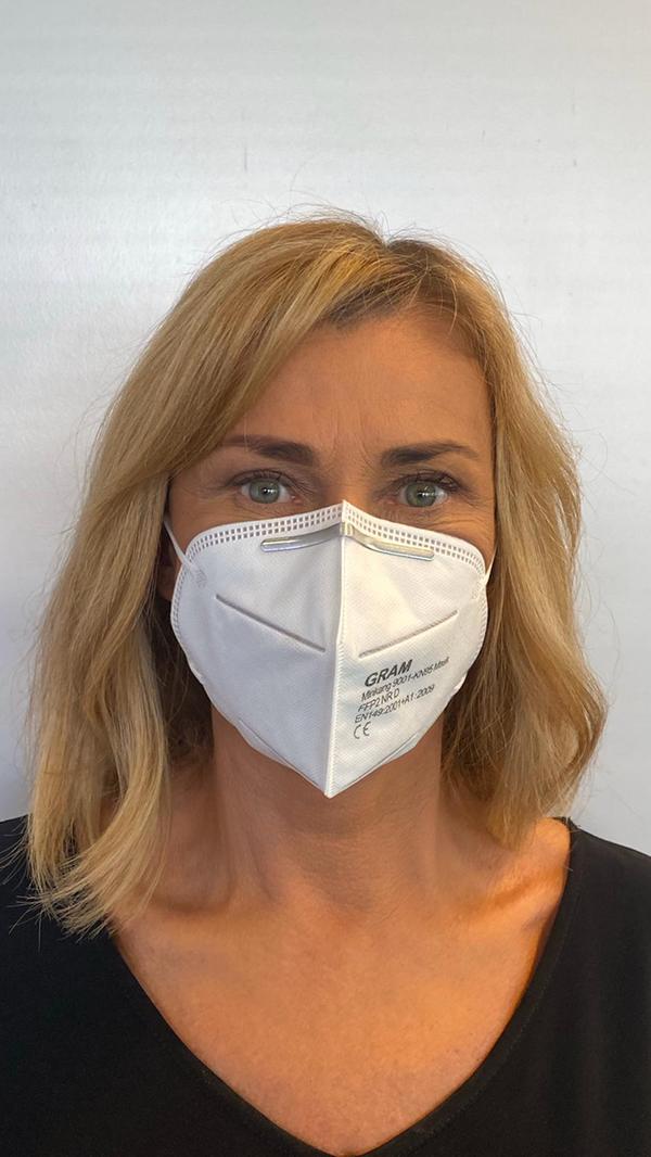 Medizinisch weiß hält es Unternehmerin Dagmar Wöhrl: "Ungewohnt, aber ein gutes Gefühl, wenn man sich und andere schützen kann."