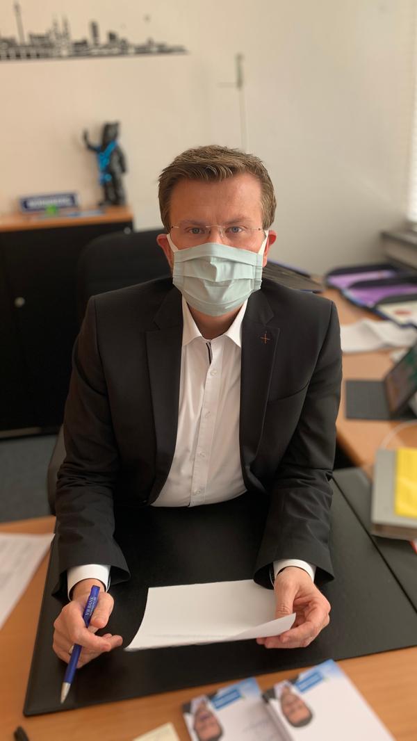 Nürnbergs neuer Oberbürgermeister Marcus König (CSU) hat sich die Maske Typus "unauffällig" von einer Bekannten schneidern lassen. Dass die Brille beschlägt, macht ihm wie allen Brillenträgern zu schaffen: "Aber das halte ich aus. Wir tragen Maske und halten Abstand."