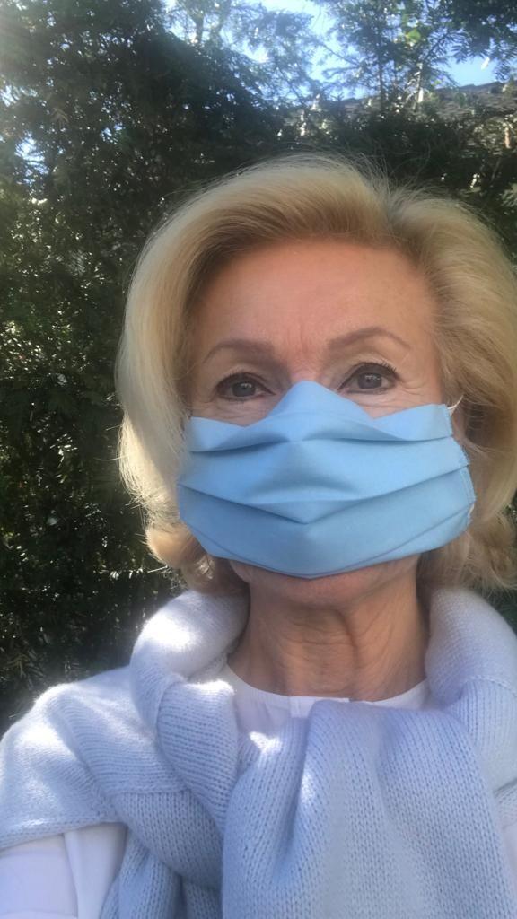 Stilbewusst und eher dezent: Nürnbergs Kulturreferentin Julia Lehner trägt Ton in Ton Blau. Sie hat ein ganzes Arsenal an Masken zuhause. Und freut sich, wenn sie sie alle eines Tages wieder in der untersten Schublade verstauen kann.