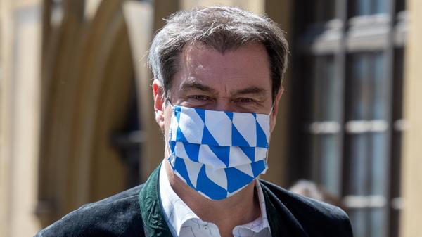 Als bayerischer Ministerpräsident trägt Markus Söder Weiß-Blau.