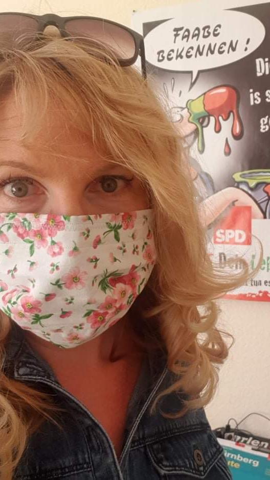 Rosige Draufsichten: Die Blumenmaske wurde SPD-Stadträtin Claudia Arabackyi spontan geschenkt.