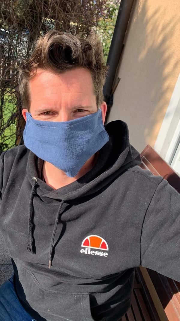 Modell Gesichtswindel: N1-Moderator Florian Kerschner hat die Maske auch aus regionaler Herstellung. Nämlich aus den Händen seiner Frau Stefanie, die eventuell an Söhnchen Fynns Pinkelschutz Maß genommen hat...