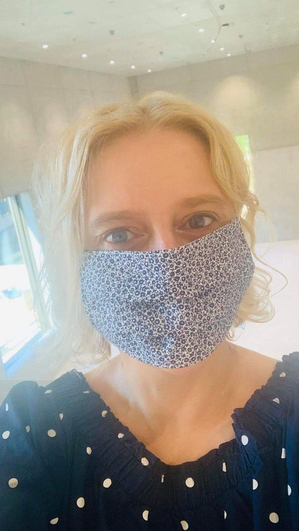 Blümchen trägt Marion Grether, Leiterin des Deutschen Museums in Nürnberg. Zu Ostern lag es für sie im Nest. Schön findet sie die Maske, aber sie freut sich, wenn sich alle wieder "ohne" begegnen können.