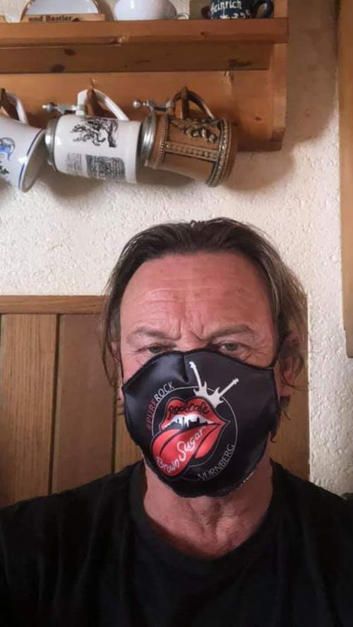 "Zunge raus!" heißt es bei Promi-Bodyguard Peter Althof mit seiner Maske der Nürnberger Rock-Kneipe "Brown Sugar".