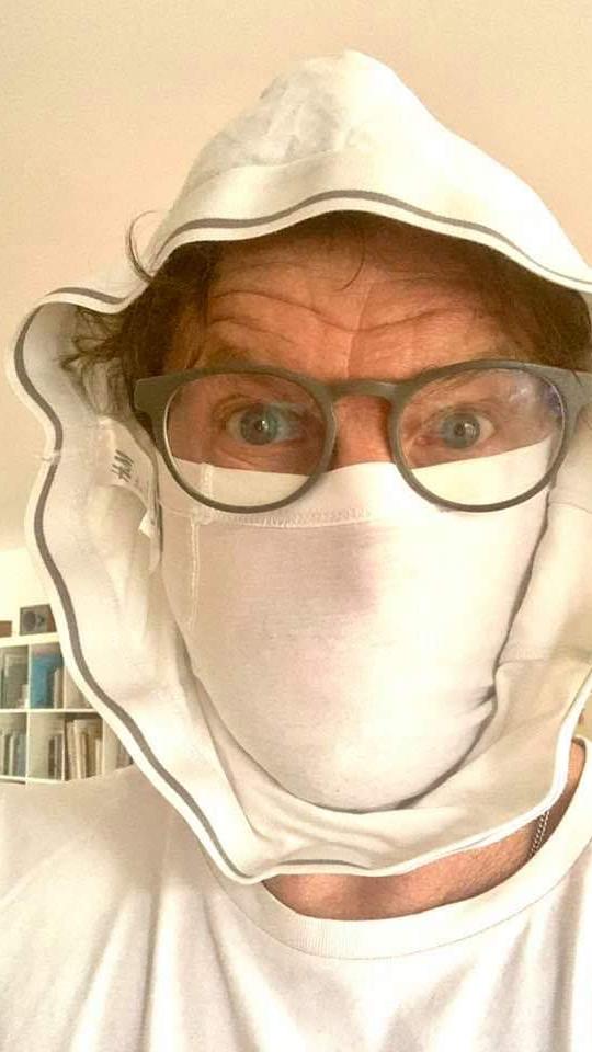 Der Englische Patient? Nein, Kabarettist Bernd Regenauer. Er hat zum Tuch vor dem Gesicht auch noch eine Boxershort-Unterhose um seinen Kopf drapiert. Eine aussortierte, wie er betont. Spaß beim Maskieren, geht doch!