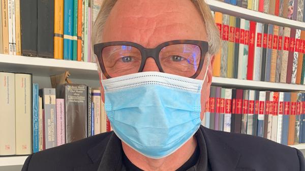 Atemnot! Kein neuer Sommerhit von Helene Fischer, sondern das Gefühl, das Thomas Grethlein, Mitglied des Aufsichtsrats des 1. FCN, unter seinem Mundschutz bekommt. Dass man wegen der Masken nicht mehr sieht, ob jemand lächelt, findet Grethlein sehr schade. "Die schönste Maske wiegt das nicht auf."