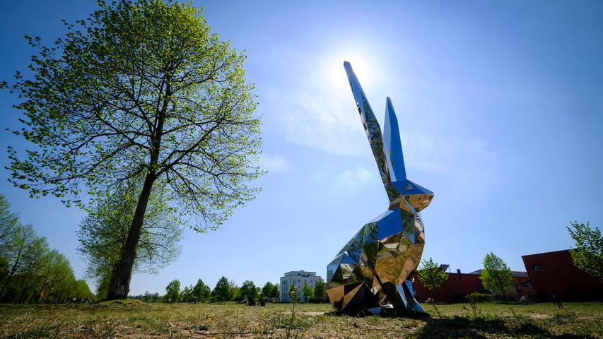 Ein Hase hoppelt in den Röthelheimpark: Beim Kunstwettbewerb für eine Arbeit im öffentlichen Raum hatte sich ein Entwurf eines Künstlerkollektivs aus Berlin durchgesetzt.