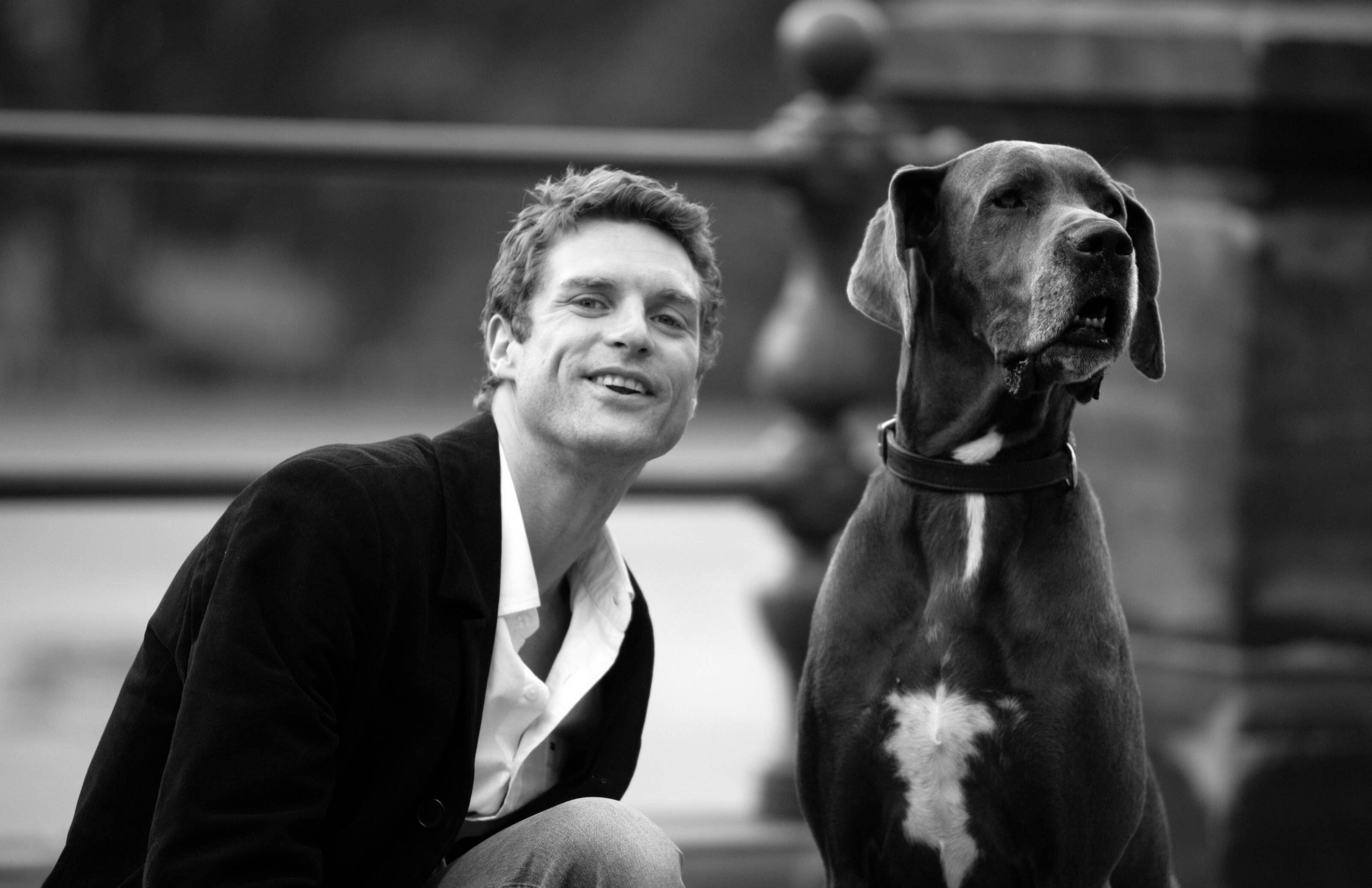 Schauspieler Ron Holzschuh ist am Montag im Alter von nur 50 Jahren in Mülsen gestorben, wie sein Management mitteilte. Er wurde vor allem durch Fernseserien wie "Verbotene Liebe" und "Alarm für Cobra 11" bekannt. Zuletzt war er in der RTL-Vorabendserie "Alles was zählt" zu sehen. 