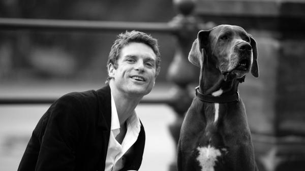 Schauspieler Ron Holzschuh ist am Montag im Alter von nur 50 Jahren in Mülsen gestorben, wie sein Management mitteilte. Er wurde vor allem durch Fernseserien wie "Verbotene Liebe" und "Alarm für Cobra 11" bekannt. Zuletzt war er in der RTL-Vorabendserie "Alles was zählt" zu sehen.