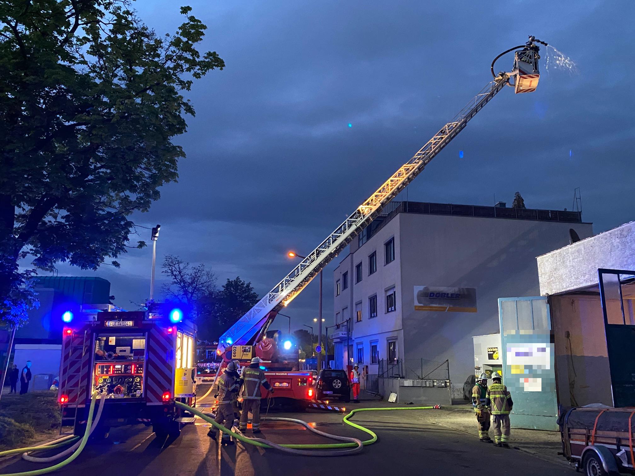 100.000 Euro Schaden: Fürther Werkstatt stand in Flammen - Fürth