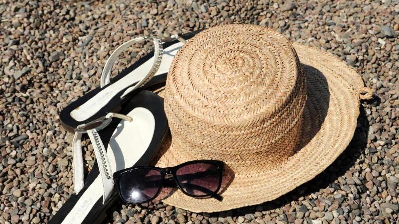 Urlaub am Strand oder in den Bergen - die Bundesregierung will ihre Reisewarnung mindestens bis Mitte Juni verlängern.