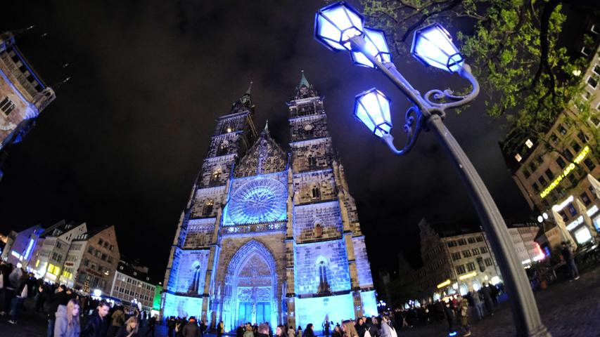 Die Lorenzkirche während der Blauen Nacht 2019.
