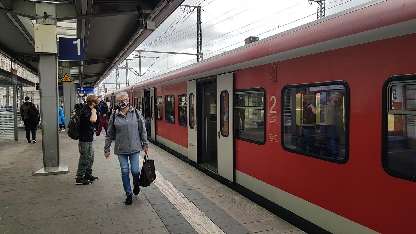 Die überwiegende Mehrheit hält sich am Nürnberger Hauptbahnhof an die Maskenpflicht im ÖPNV, die auch auf Bahnsteigen und in Wartebereichen gilt. Foto: Arno Stoffels
