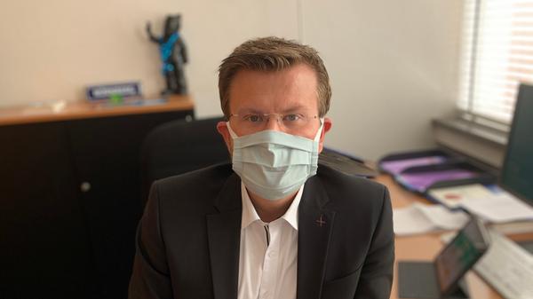 Nürnbergs Oberbürgermeister Marcus König nimmt die Absage nicht auf die leichte Schulter. „Uns fällt diese Entscheidung sehr schwer. Der Christkindlesmarkt mit seiner großen Tradition gehört zu Nürnberg. Eine Adventszeit ohne Prolog des Christkinds und ohne das Städtlein aus Holz und Tuch auf dem Hauptmarkt ist für uns wie für die vielen Besucherinnen und Besucher Nürnbergs von nah und fern nur schwer vorstellbar." Trotz all dieser Bedenken habe man aber letzlich beschlossen, den Christkindlesmarkt in diesem Jahr abzusagen - auch zum Schutze der Bevölkerung.