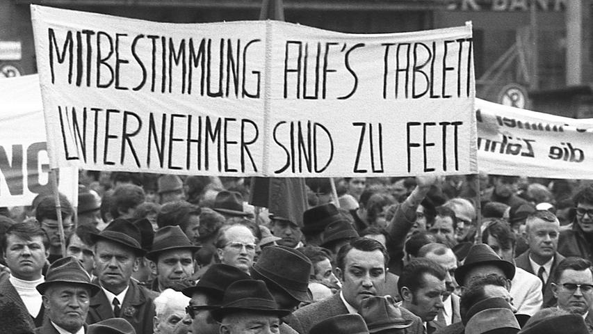 Die traditionelle Maikundgebung des Deutschen Gewerkschafts-Bundes auf dem Hauptmarkt begann mit einem Mißton. Hier geht es zum Artikel vom 2. Mai 1970: Pfiffe auf dem Hauptmarkt